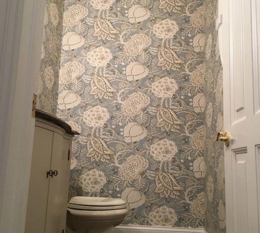 Floral accent wallpaper bathroom design